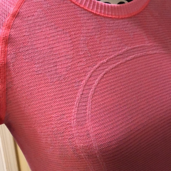 💄Lululemon Long-sleeved + thumb holes “get out and run” athletic pattern top - Picture 2 of 14